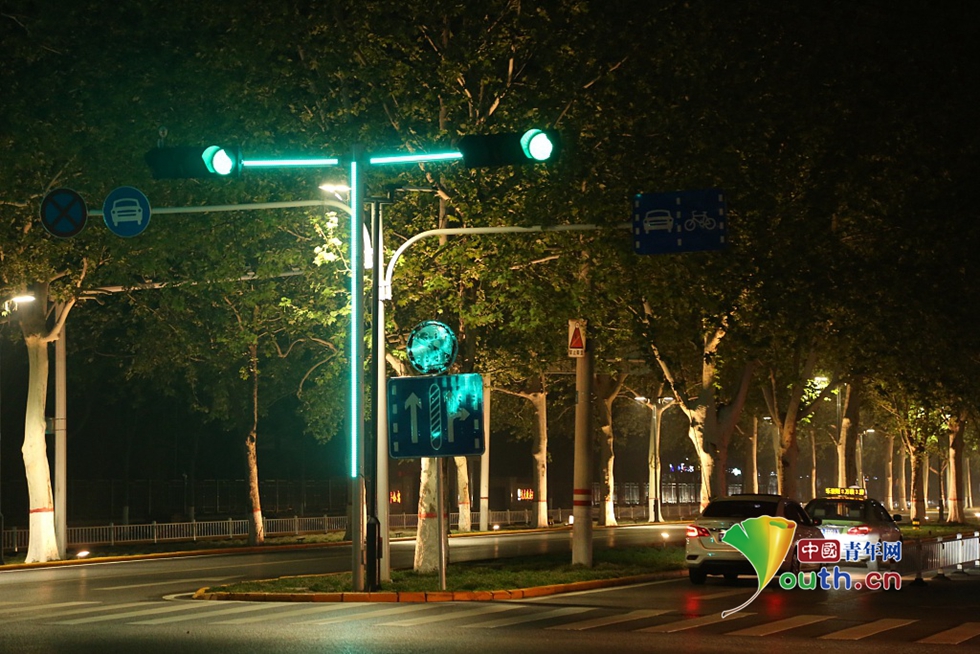 超炫plus版红绿灯亮相郑州街头
