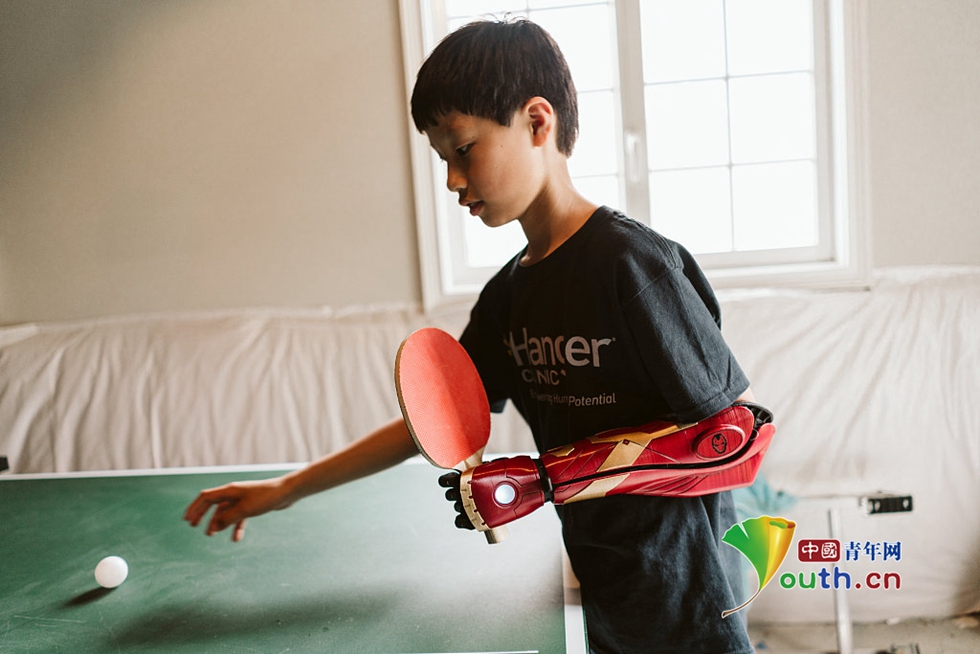 残疾男孩装上3d打印酷炫手臂 变身现实版"钢铁侠" (2/4)