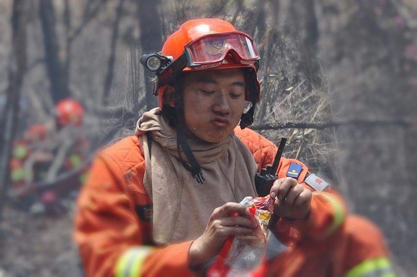 火場上穿越火線,森林消防員留下最美