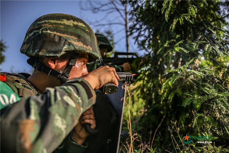 一组镜头带你感受特战队员极限训练的精彩瞬间