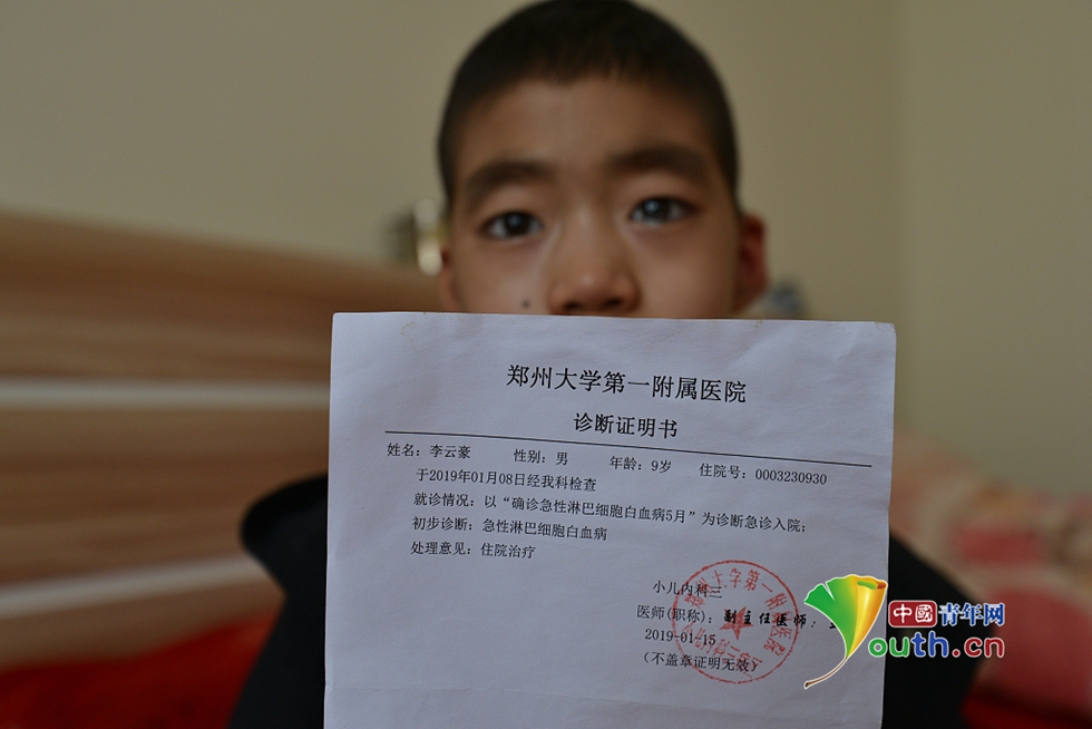 父亲为救白血病儿子公园内反串旦角唱戏卖艺挣钱