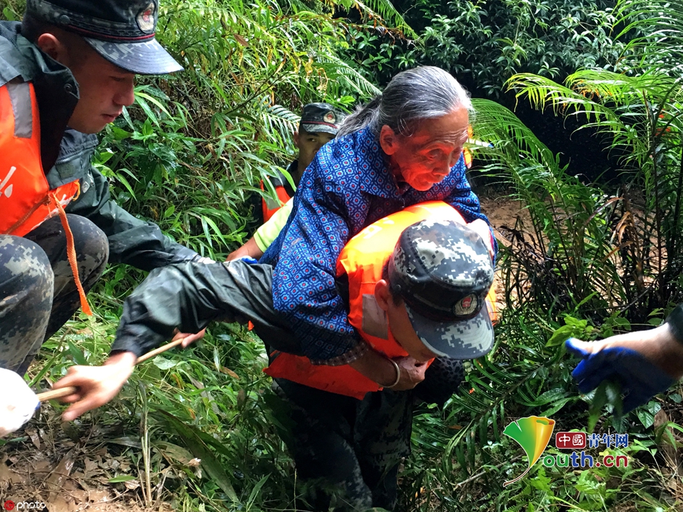 广东河源持续暴雨灾情加重 武警上演"孤岛"救援 (3/6)