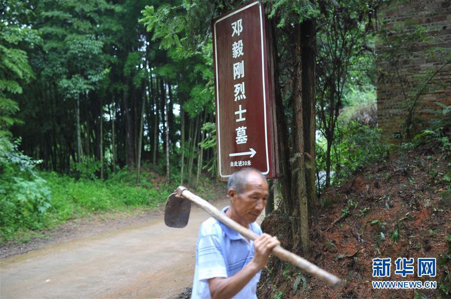 6月13日,在江西省于都县宽田乡石含村,谢南京前来祭扫邓毅刚墓.