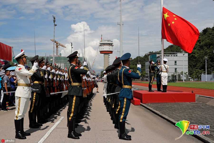 解放军驻港部队举行开放日 3万市民走进军营
