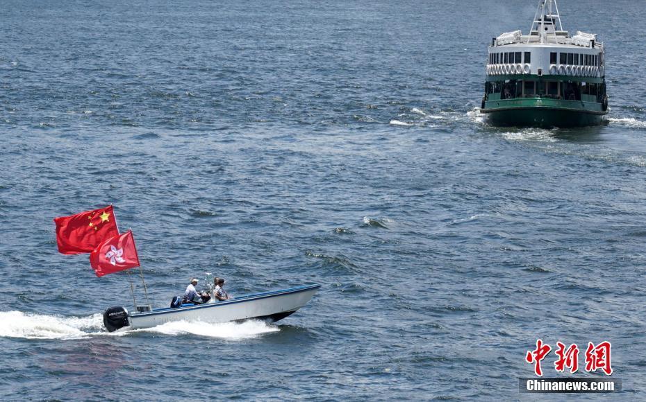 香港渔船巡游维港庆祝回归22周年