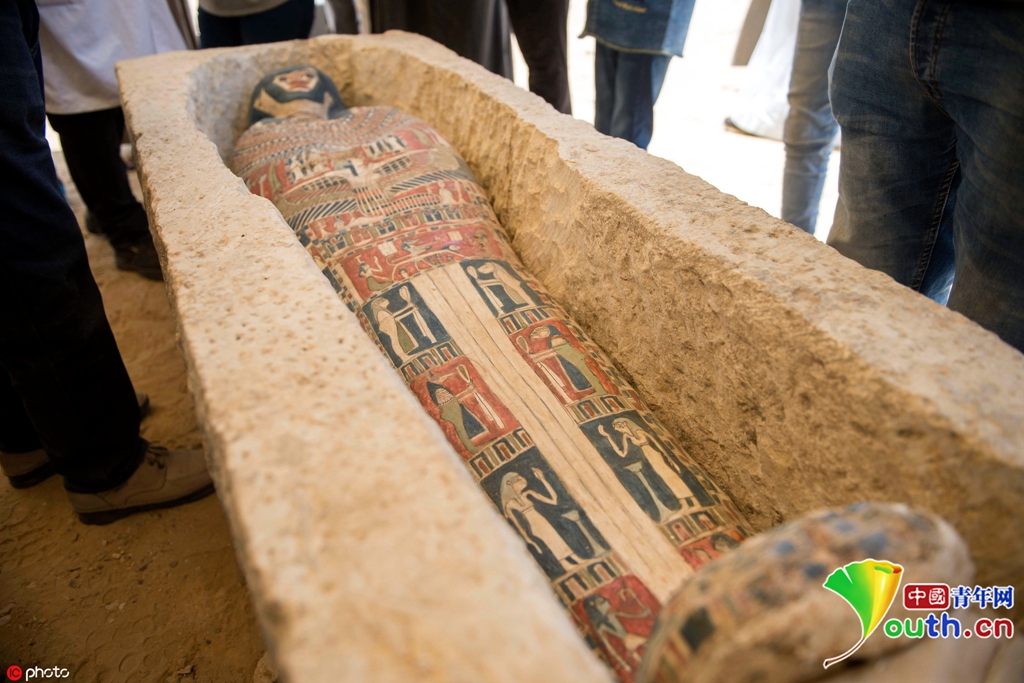 埃及4500年历史的弯曲金字塔内部墓室向游客开放