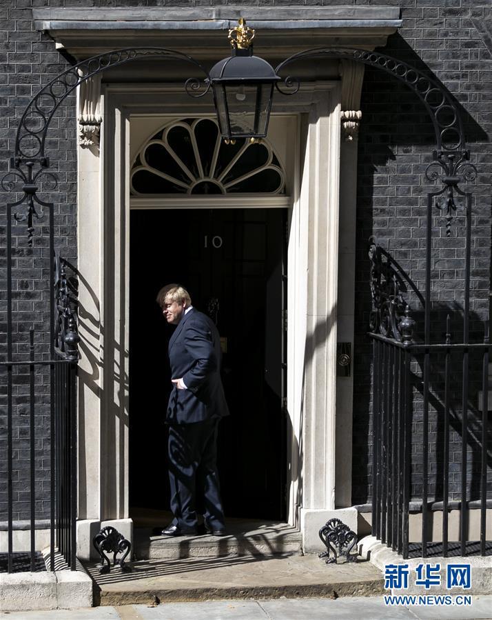 7月24日,在英国伦敦,新就任的英国首相鲍里斯·约翰逊走进唐宁街10