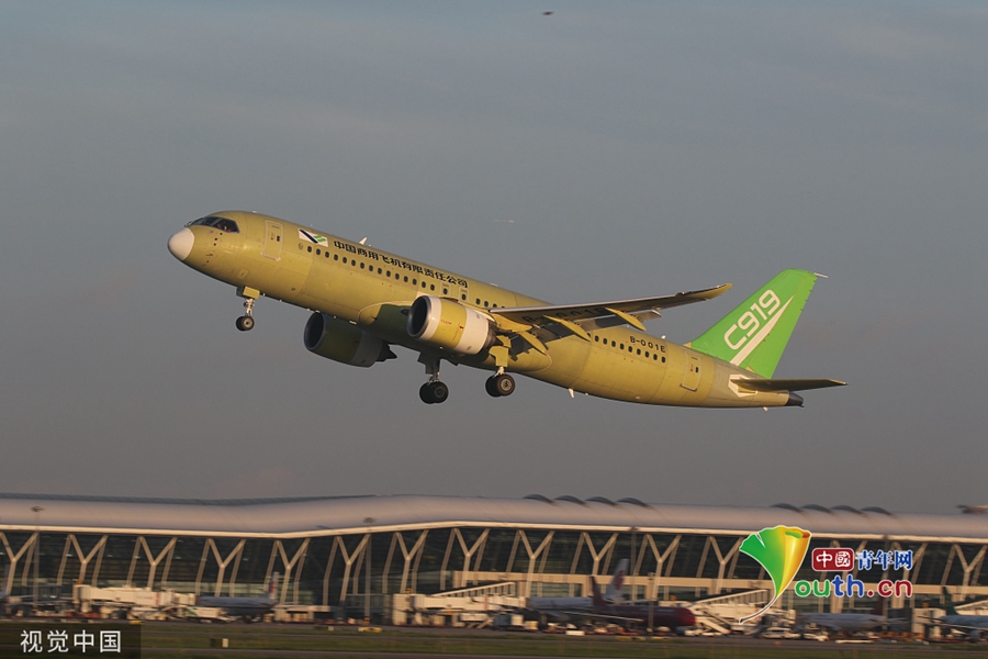 c919大型客机104架机在上海成功完成首次试验飞行_新闻频道__中国青年