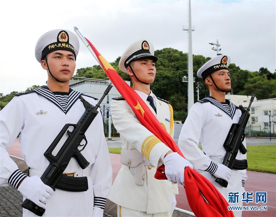 解放军驻香港部队组织升国旗仪式