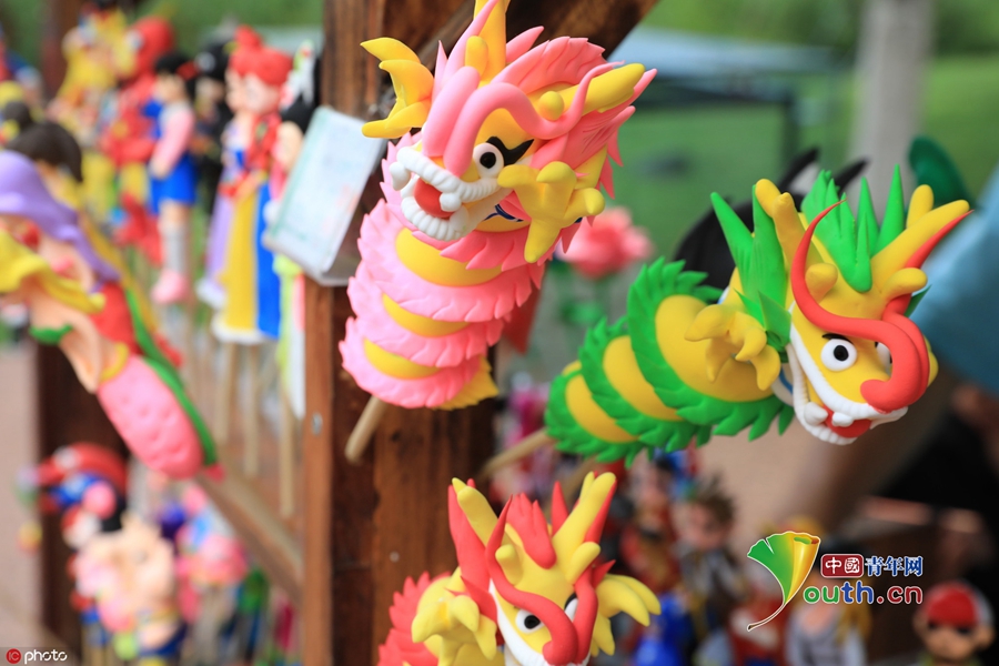 非遗手艺人西安街头创作面塑引路人围观35