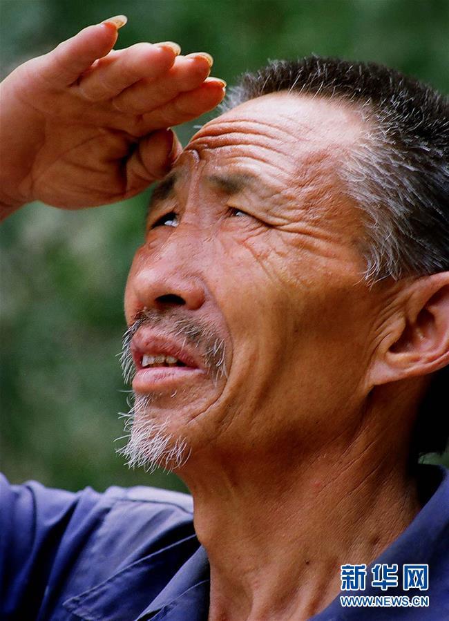 任羊成遥望山腰上的"人工天河"——红旗渠(1994年摄).