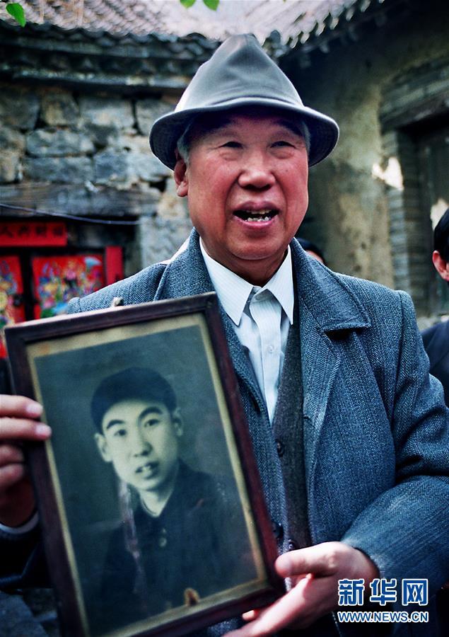 当年林县的县委书记杨贵重返林州时找到了他年轻时代的照片(1999年5月