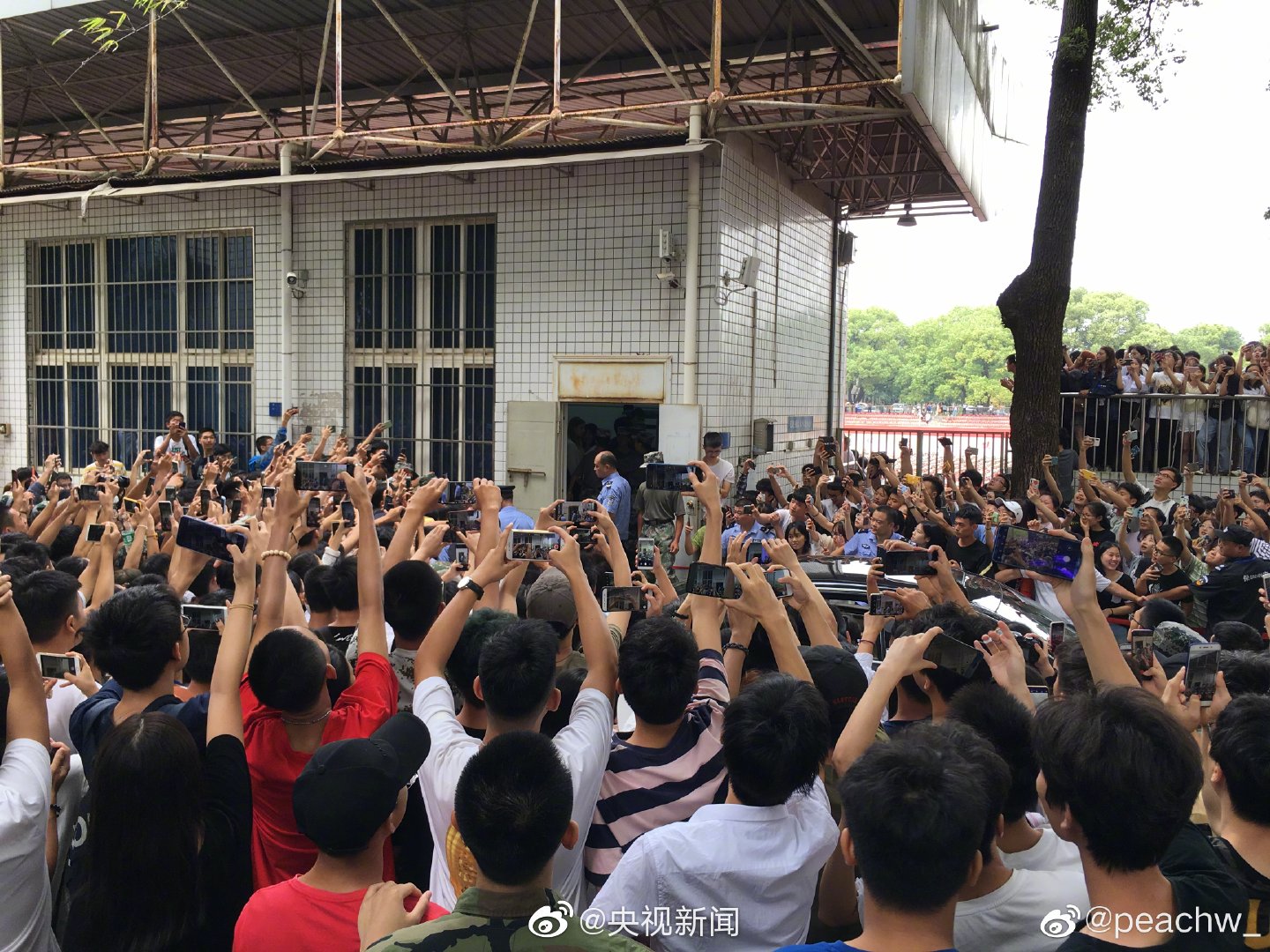 袁隆平开学典礼致辞学生围观上演大型追星现场