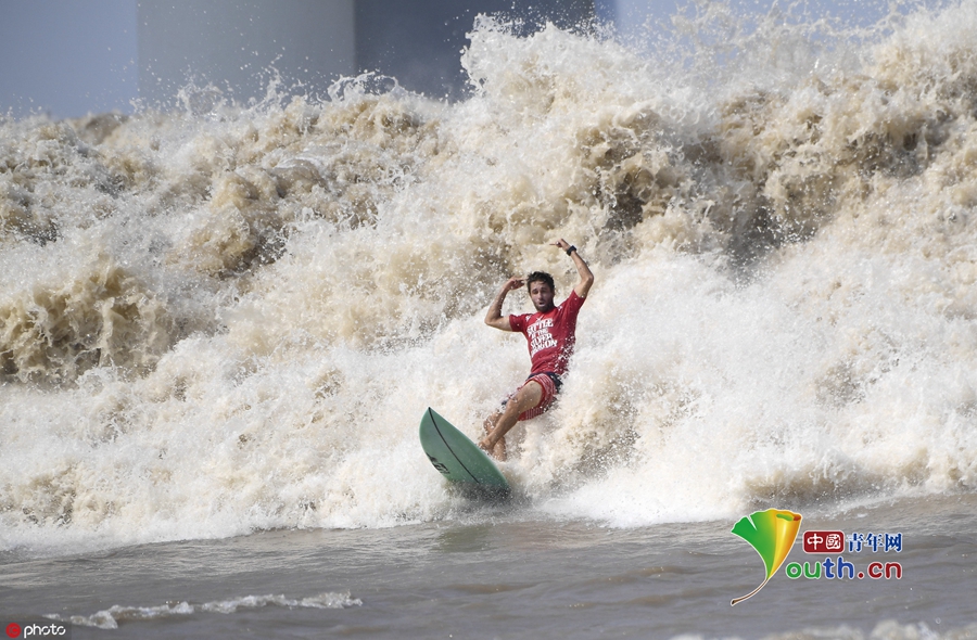 浙江钱塘江大潮如期而至 冲浪弄潮儿逐浪潮头