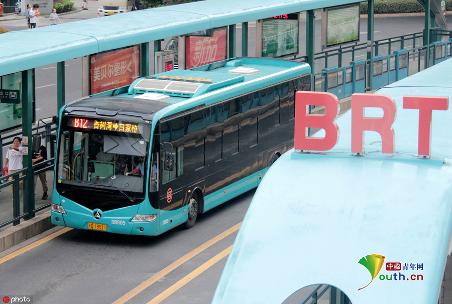 2019年8月3日,江苏常州,城区brt快速公交车停靠在智能车站.