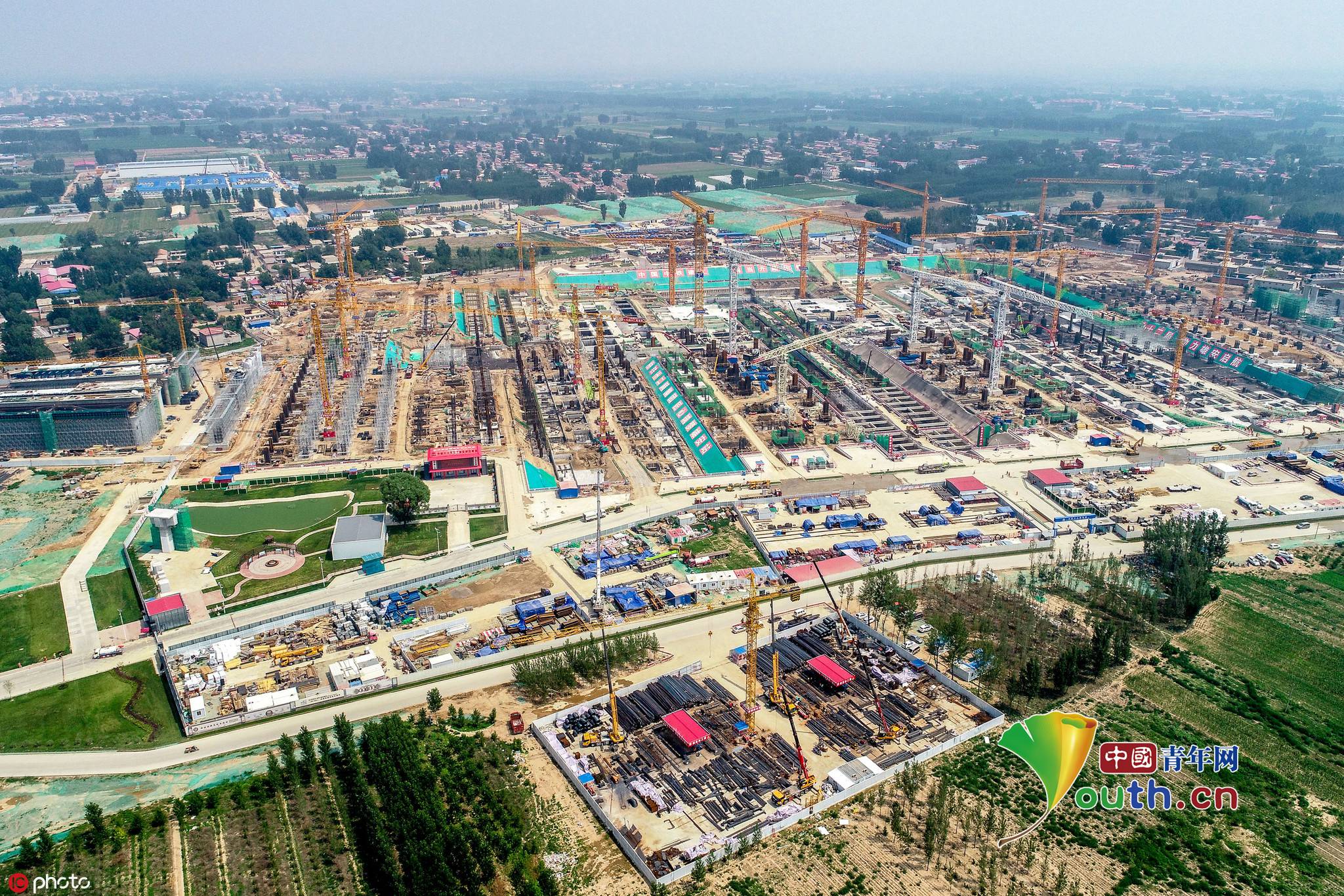 2019年7月13日,河北雄安新区雄县昝岗乡,京雄城际铁路雄安站施工