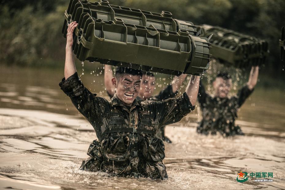 陆军第71集团军某旅实战对抗演练震撼来袭!