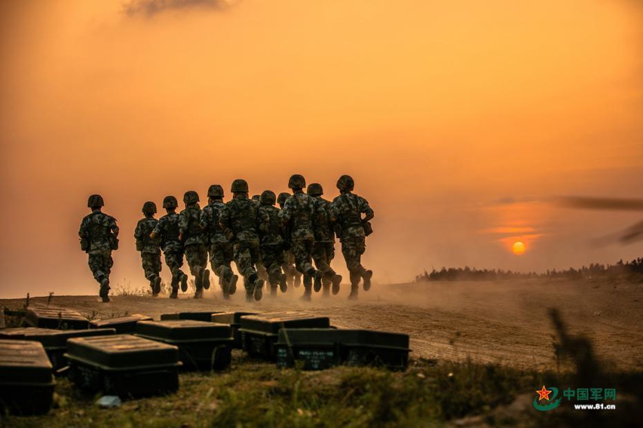 冲锋的姿态.白俊峰 王磊 叶锦源 摄影报道 图片来源:中国军网