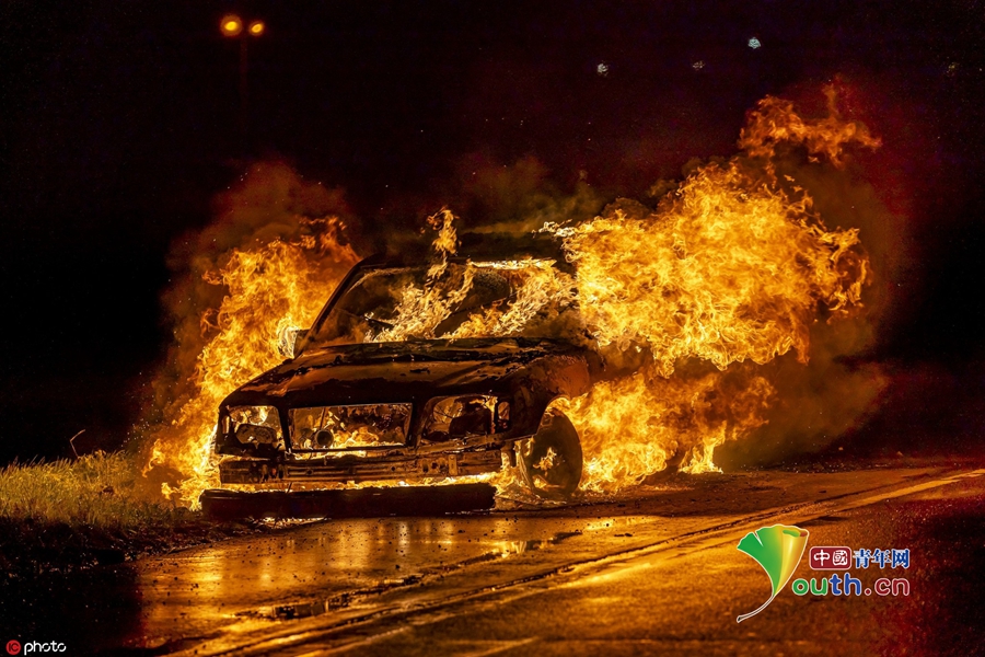 荷兰南部城市一辆汽车起燃火势熊熊