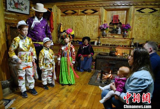 12名中外小朋友泸沽湖体验摩梭成人礼