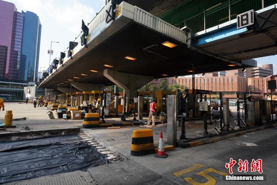 香港红隧收费站加紧抢修 预计下周稍后恢复通车 (1/4)