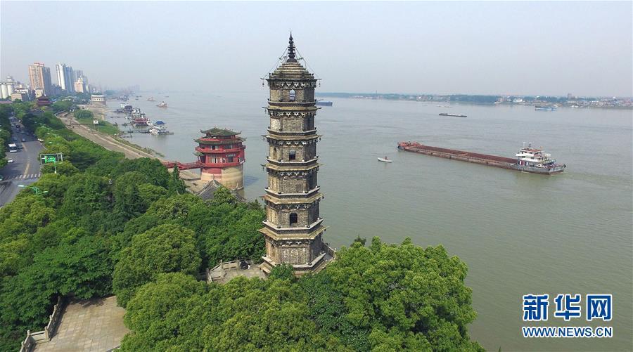 这是长江岸线江西九江城区段风景(2017年5月10日摄).