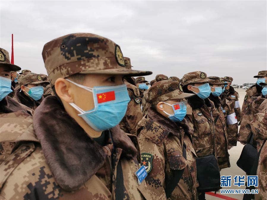 队员们口罩上贴着中国国旗