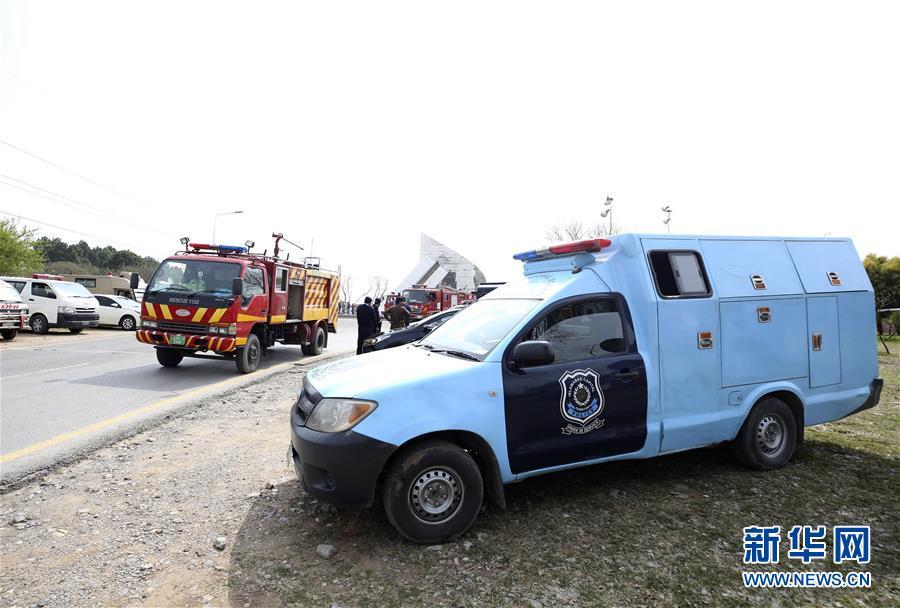 3月11日,在巴基斯坦伊斯兰堡,消防车和警车聚集在坠机事故现场