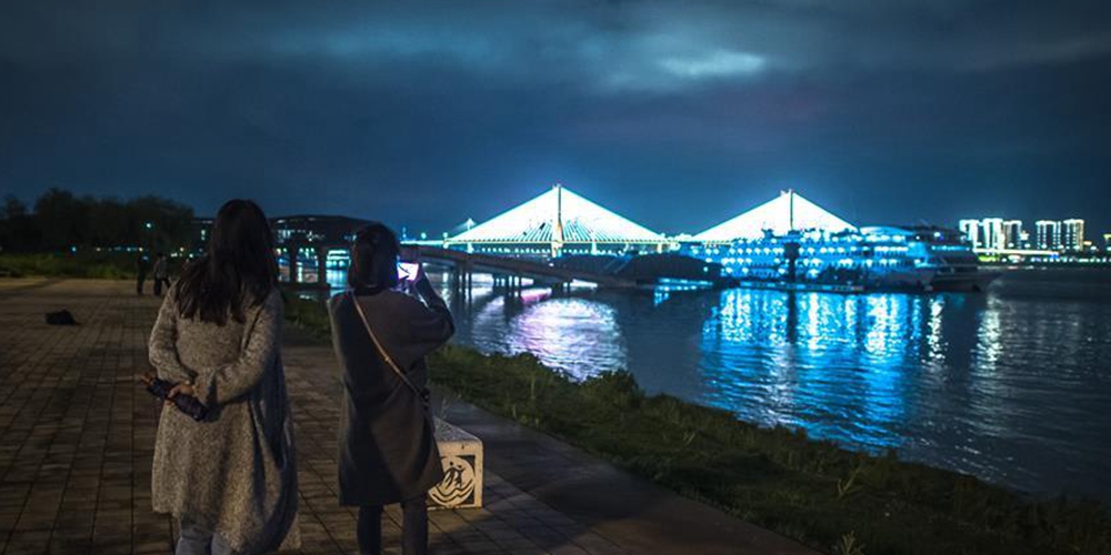 武汉：江滩夜色重现 生活逐步复原.jpg