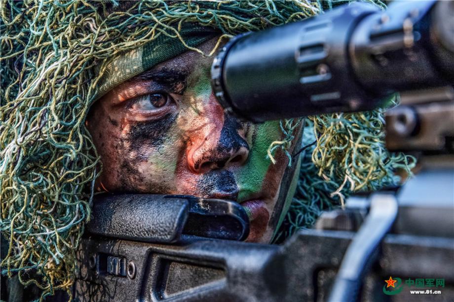 狙击手隐蔽观察"敌情",伺机实施精准狙杀. 刘明 余海洋 摄影报道