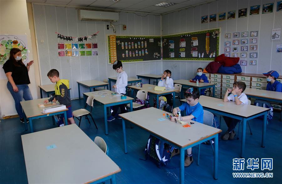 5月3日,在以色列中部城市莫迪因的一所小学,学生们在教室里学习.