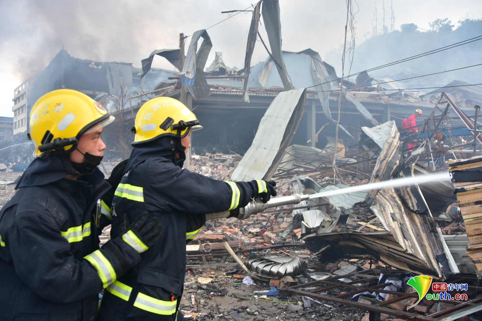 台州温岭一槽罐车发生爆炸现场450多名消防员救援