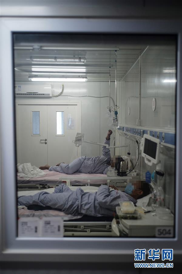 6月16日,在北京地坛医院隔离病房内,患者躺在床上休息.