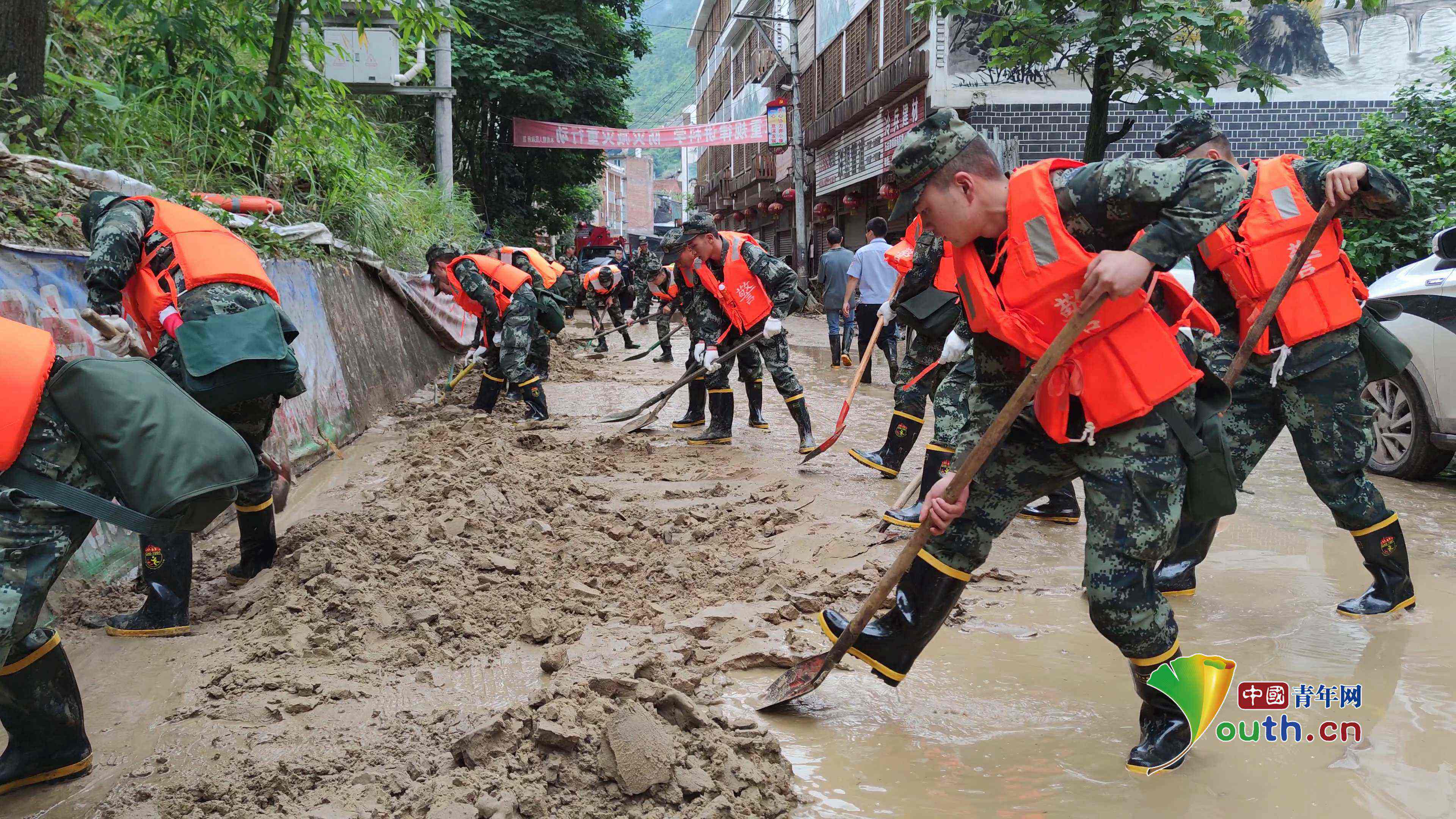 贵州遵义桐梓县遭遇洪水武警紧急救援47