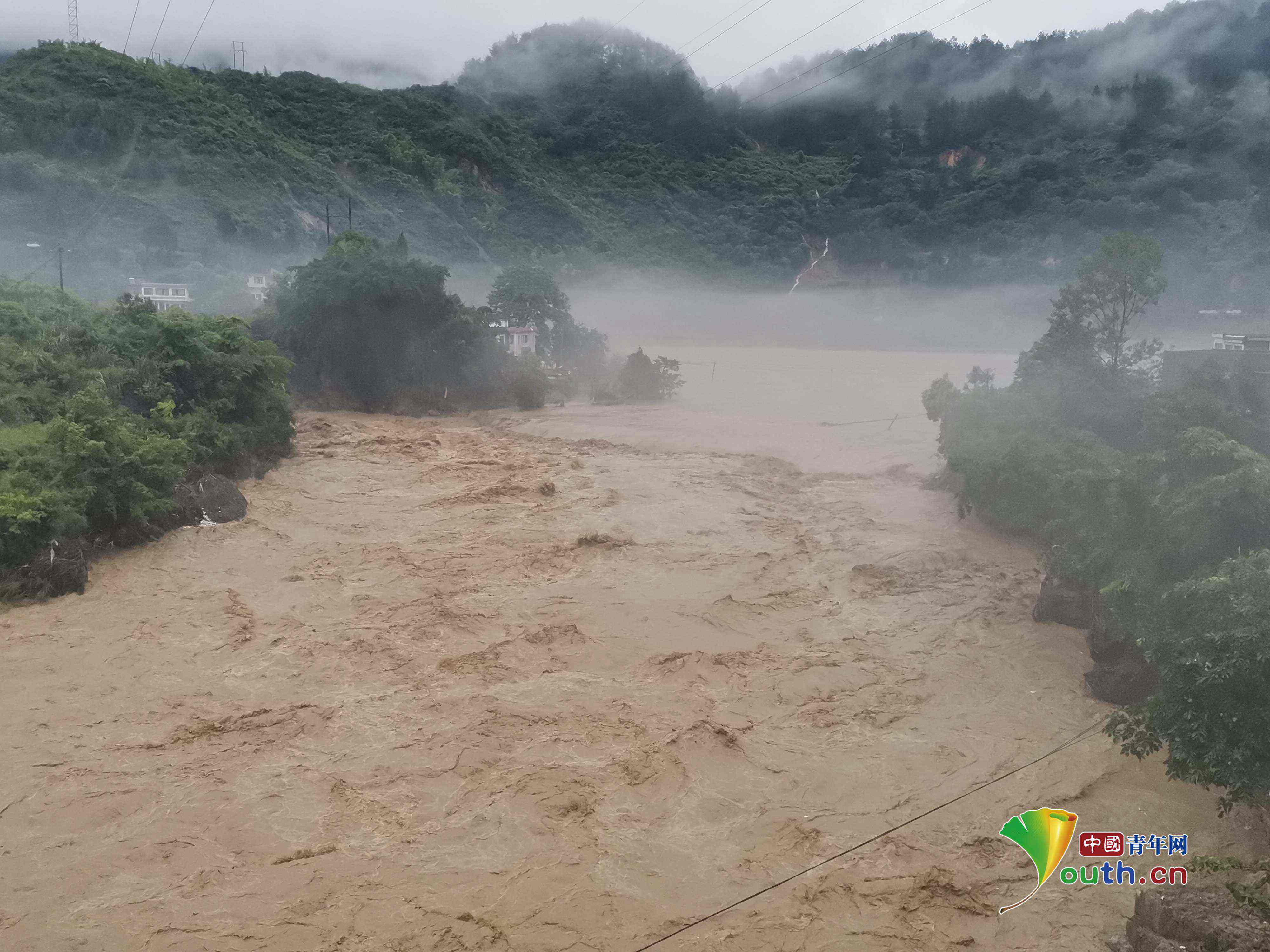 贵州遵义桐梓县遭遇洪水 武警紧急救援