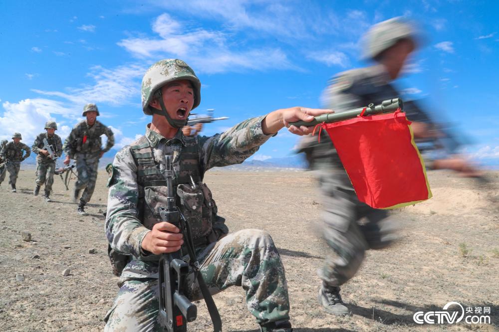 图为步兵班发起冲击.(李强强,王祥林,毛磊摄影报道)