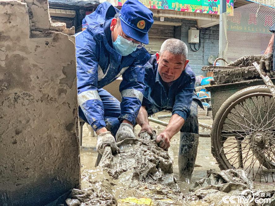 多图直击甘肃文县暴洪泥石流救援现场