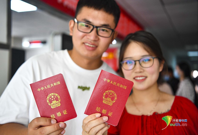 2020年8月25日,安徽亳州,谯城区民政局婚姻登记处,一对新人领证后