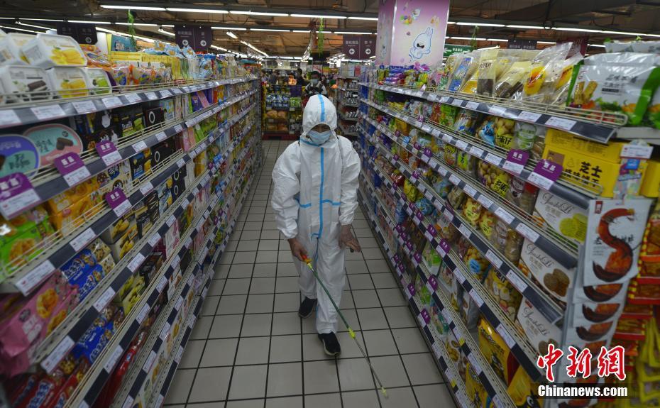乌鲁木齐大型超市恢复营业 消杀工作不懈怠