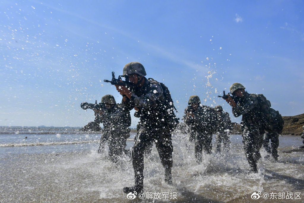 满屏都是战斗力!第73集团军某旅打响抢滩登陆演练