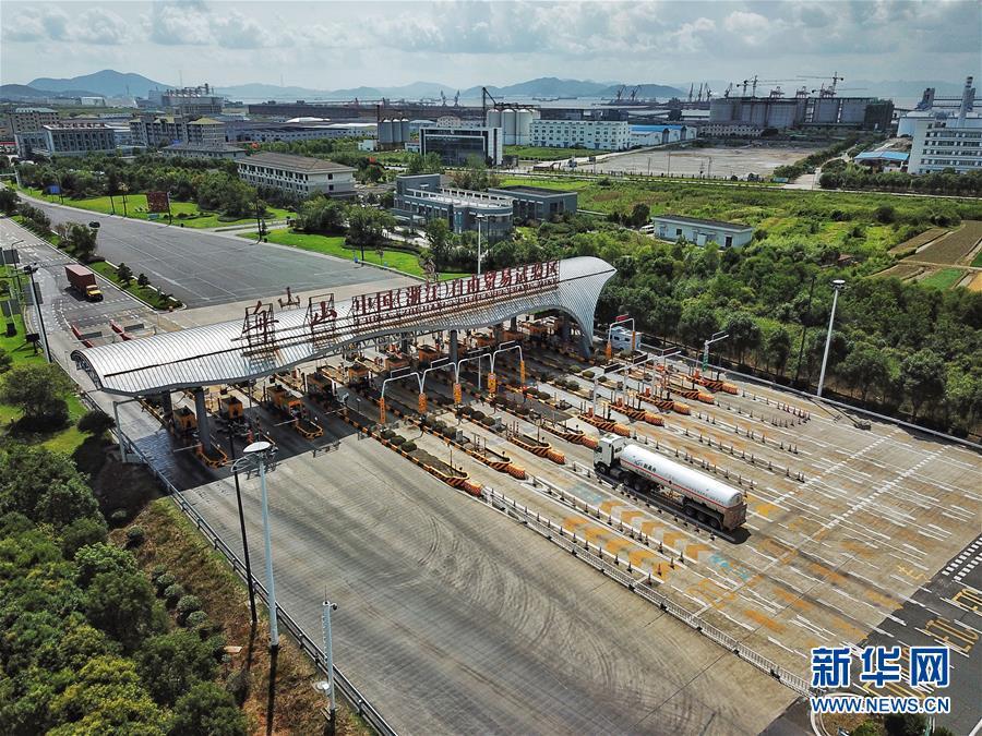 这是9月29日拍摄的甬舟高速舟山收费站(无人机照片).