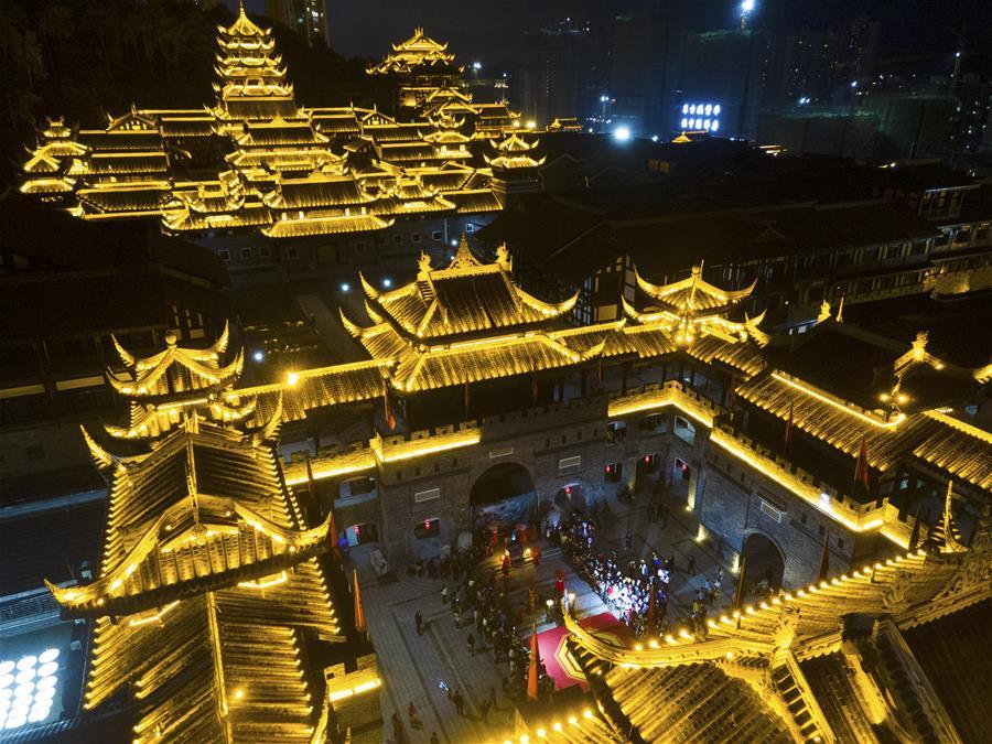 10月7日晚,游客在贵州省遵义市"遵义古城"游玩(无人机照片).