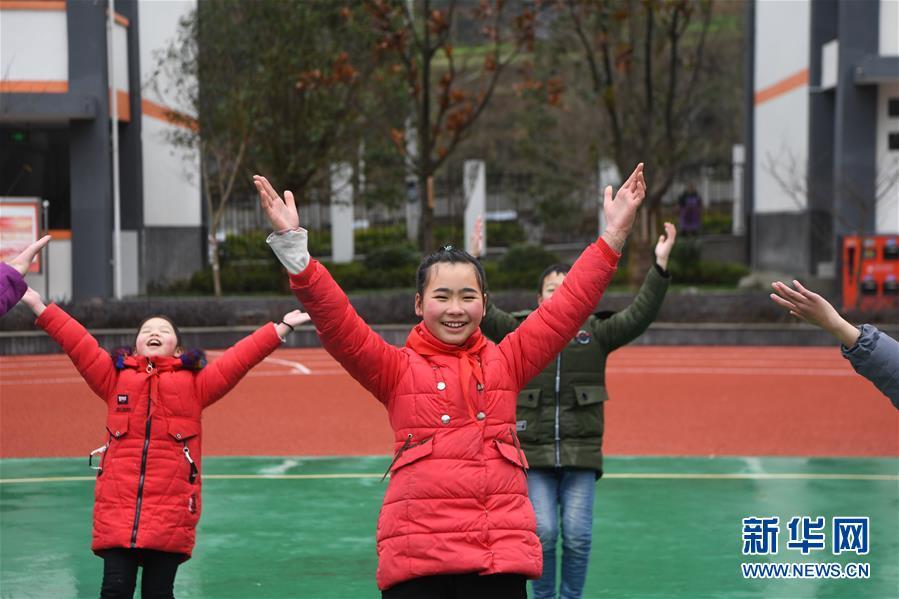 小学生摆手舞图片