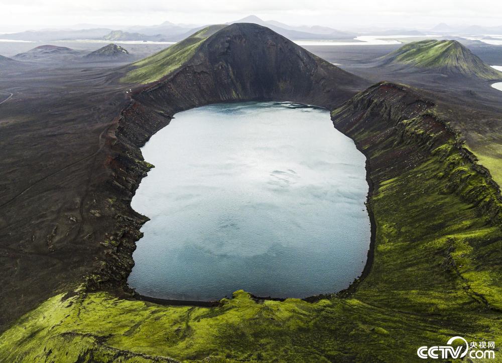 冰岛一火山湖形如美国总统特朗普侧脸_新闻频道__中国青年网