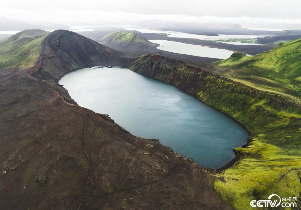 冰岛一火山湖形如美国总统特朗普侧脸