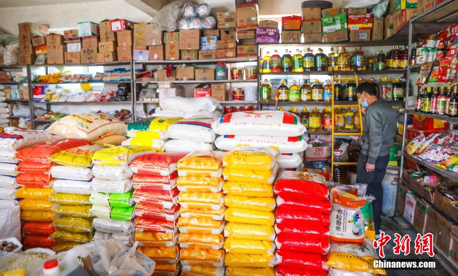 喀什市东湖社区内的一家粮油店内码放整齐的米面和食用油.