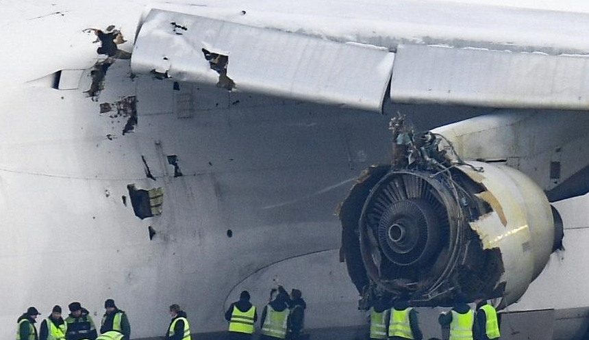 俄罗斯一运输机降落时滑出跑道 飞机部分受损严重