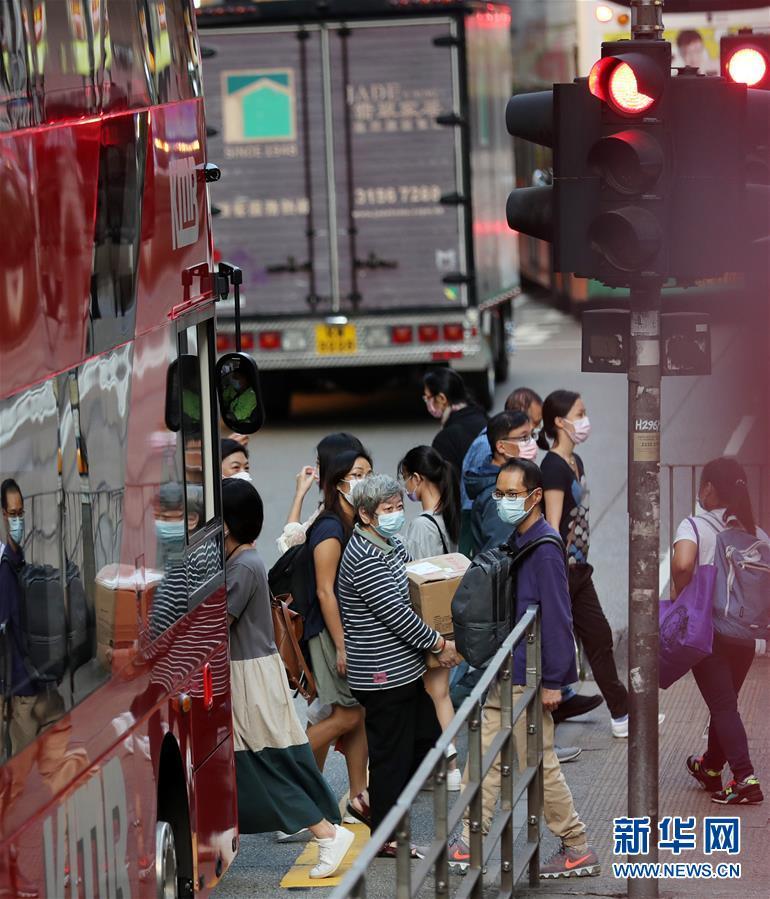 11月21日,市民佩戴口罩在香港街头出行. 新华社记者 李钢 摄