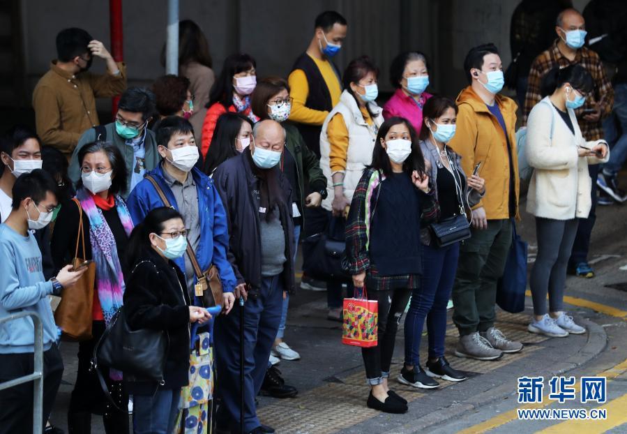 12月26日,市民在香港街头戴口罩出行
