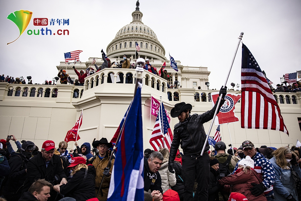 特朗普支持者攻占国会 示威者坐佩洛西椅子上摆拍